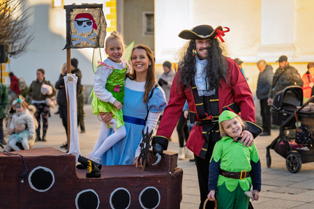 Kamniški karneval navdušil z barvito povorko (12)